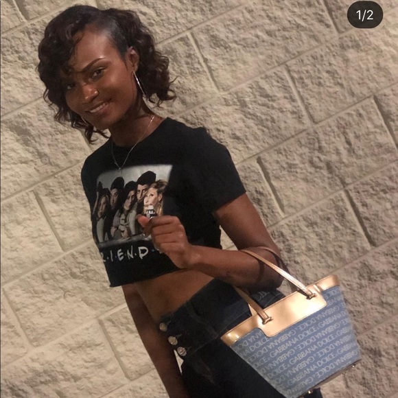 Meet your Posher, Stephanie - Picture 2 of 5